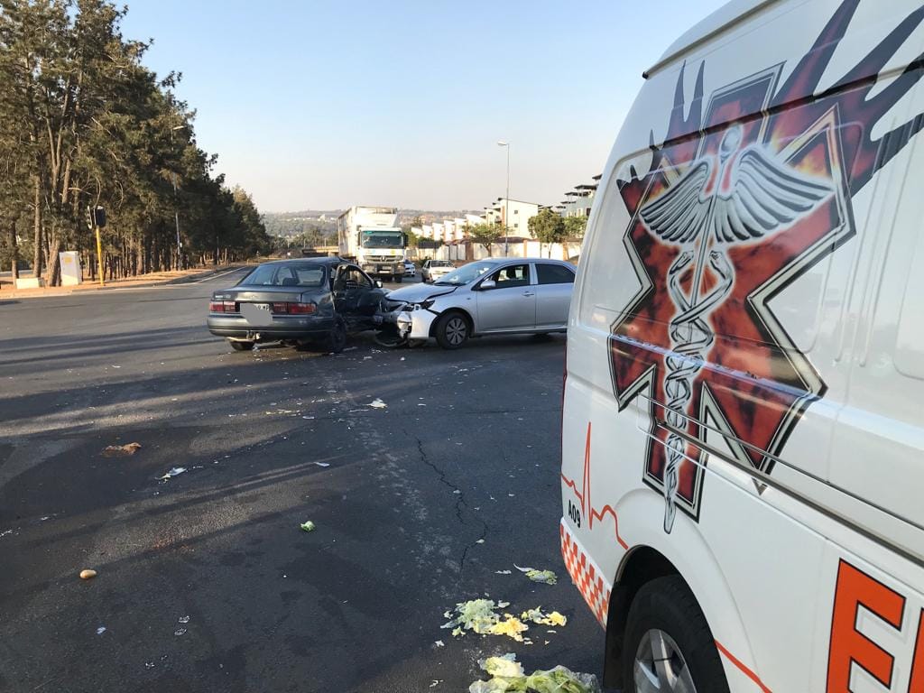 Minor injuries after road crash at intersection in Modderfontein