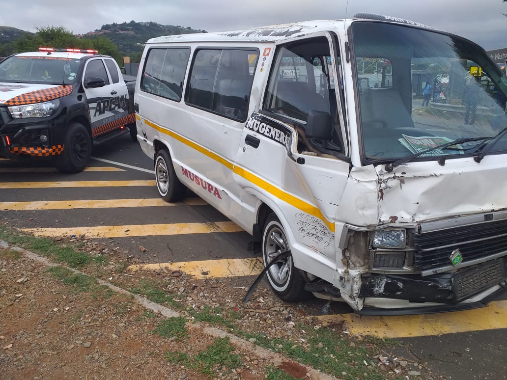 Eleven people injured in taxi crash at Allen's Neck