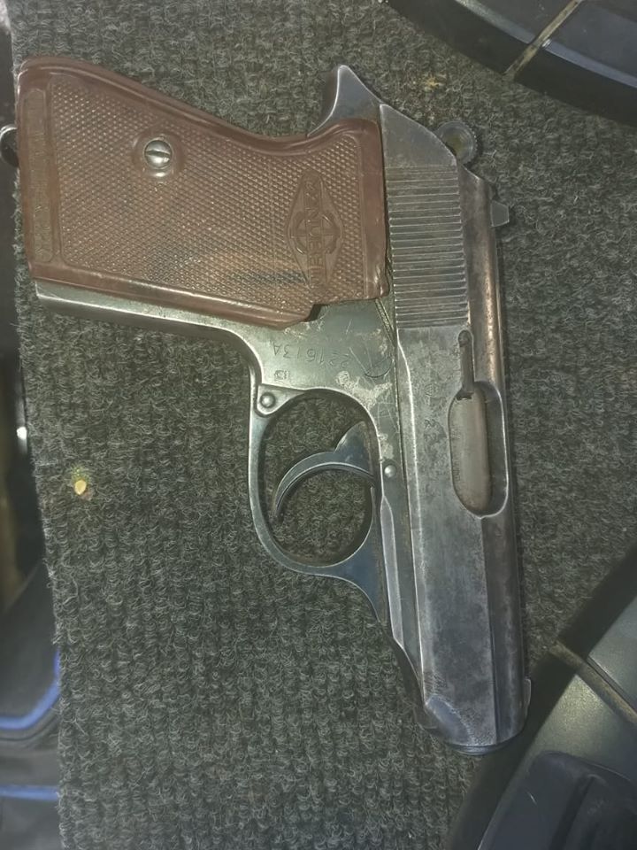 Four arrested for possession of an unlicensed firearm