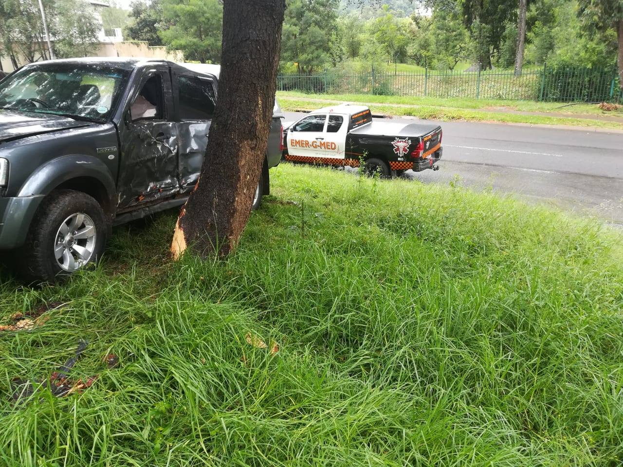 No injuries after bakkie crashed into tree in Pretoria