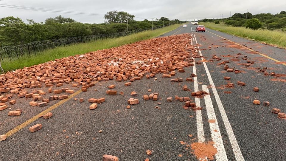 Motorist to take note the road is full of bricks that on the N1 North of Polokwane at Bandelierkop