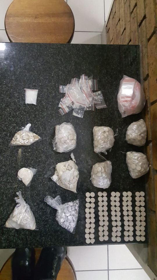 Suspects arrested for dealing in drugs