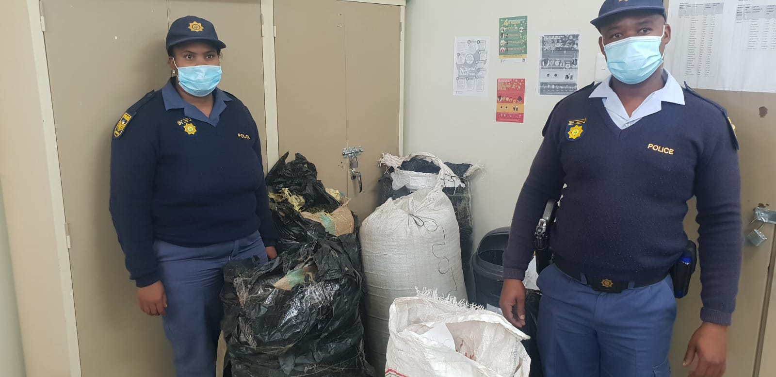 Four held with bags of dagga at vehicle checkpoint on the N8