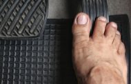 Is Driving in Flip-fop or barefoot illegal in the UK?