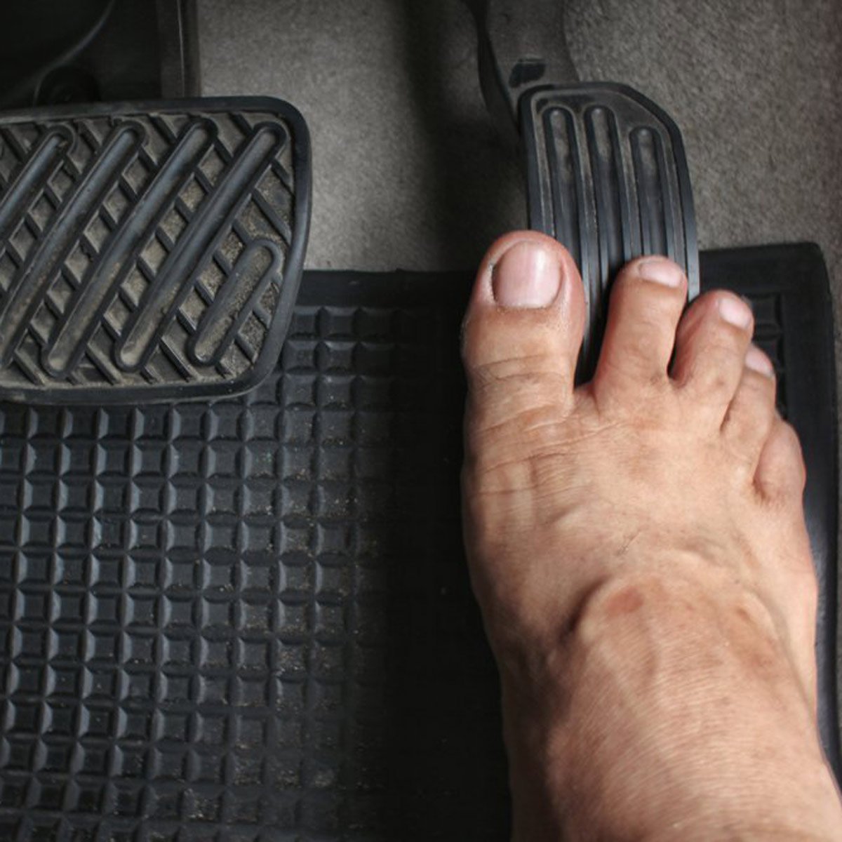 Is Driving in Flip-fop or barefoot illegal in the UK?