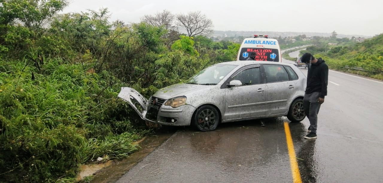 Burst Tyre leads to Three Vehicle Collision on the R102 at Verulam, KZN