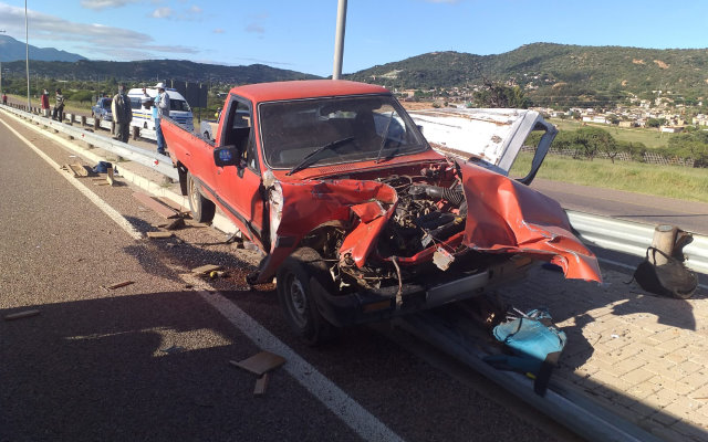 A Bakkie has crashed into a barrier leaving one dead and twelve injured in Moria, Limpopo