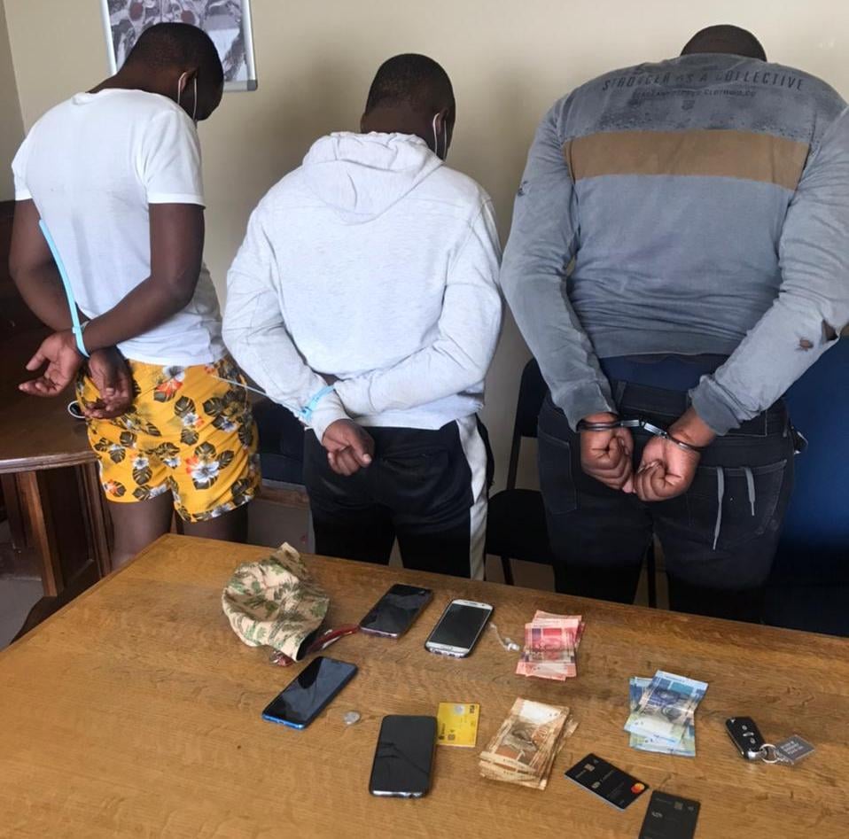 Alleged bank cards thieves arrested after a police chase