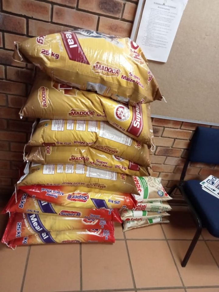 Limpopo: Police extend a helping hand with food parcels to the needy community members