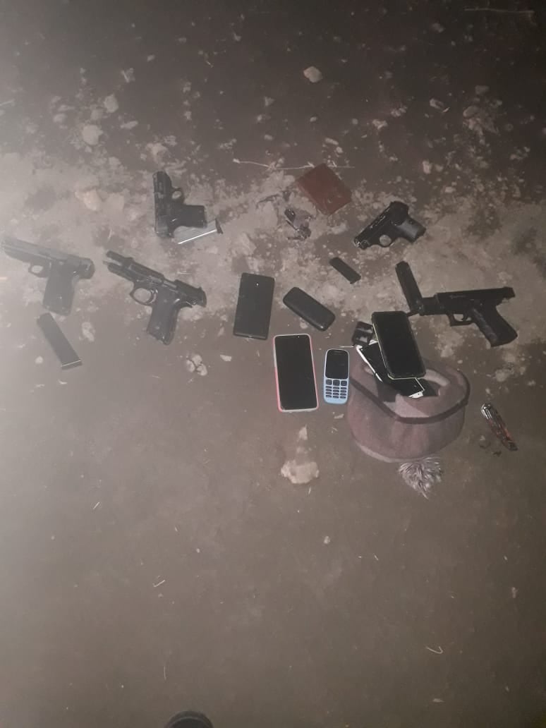 Police arrest five suspects and confiscate unlicensed firearms