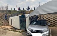 16 Injured in a taxi rollover on Glastonbury Road in Modderfontein