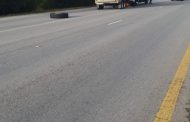 Truck loses wheel on the N2