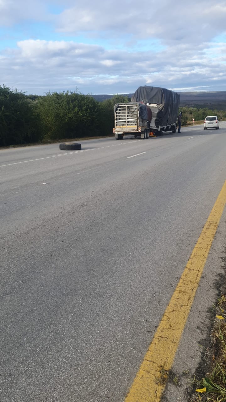 Truck loses wheel on the N2