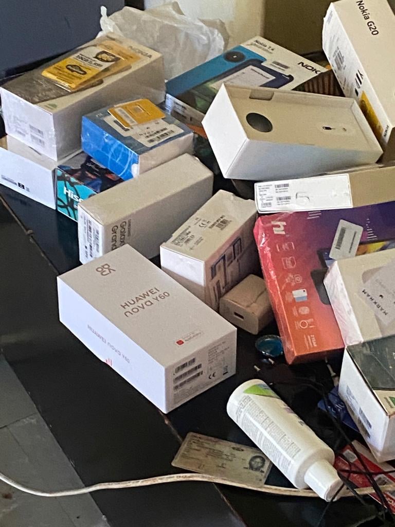 Police and security guards arrest six suspects soon after two retail stores were robbed and cellphones worth thousands of rands taken in Tshwane