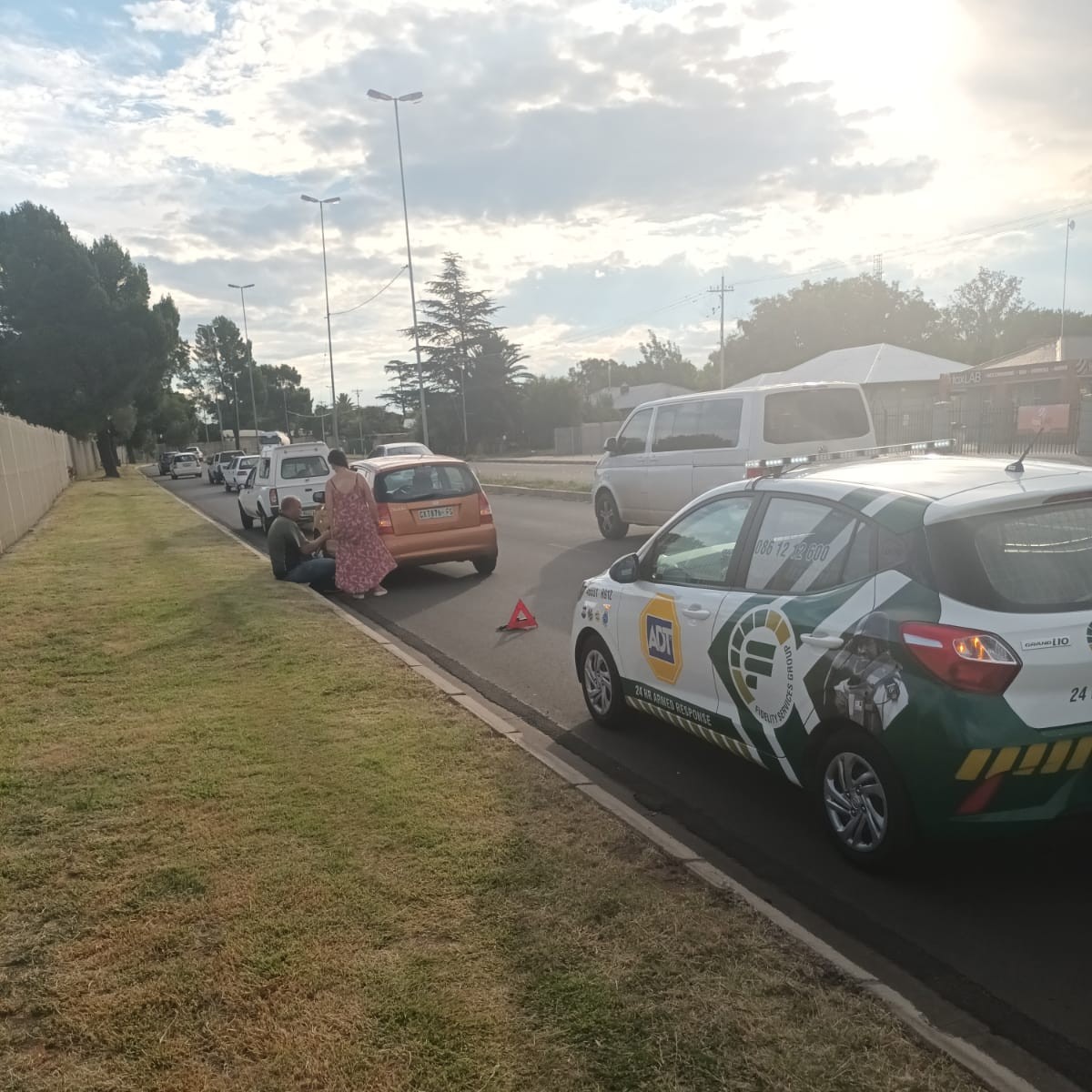 Security guard praised for assisting lady after tyre failure