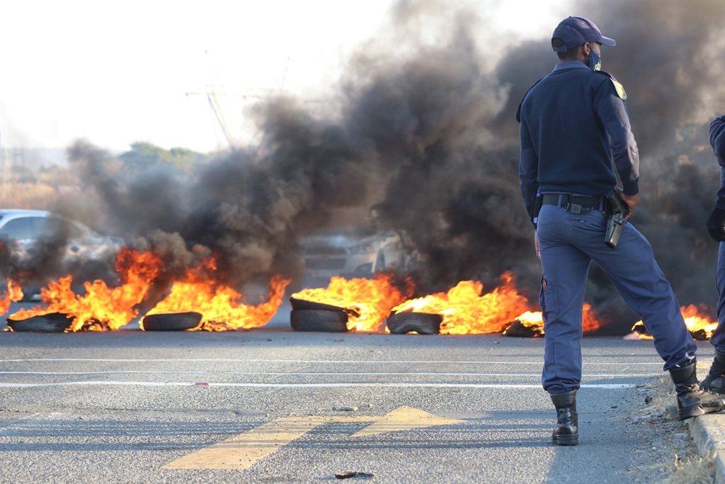 Seven protesters arrested for public violence on R702 Road
