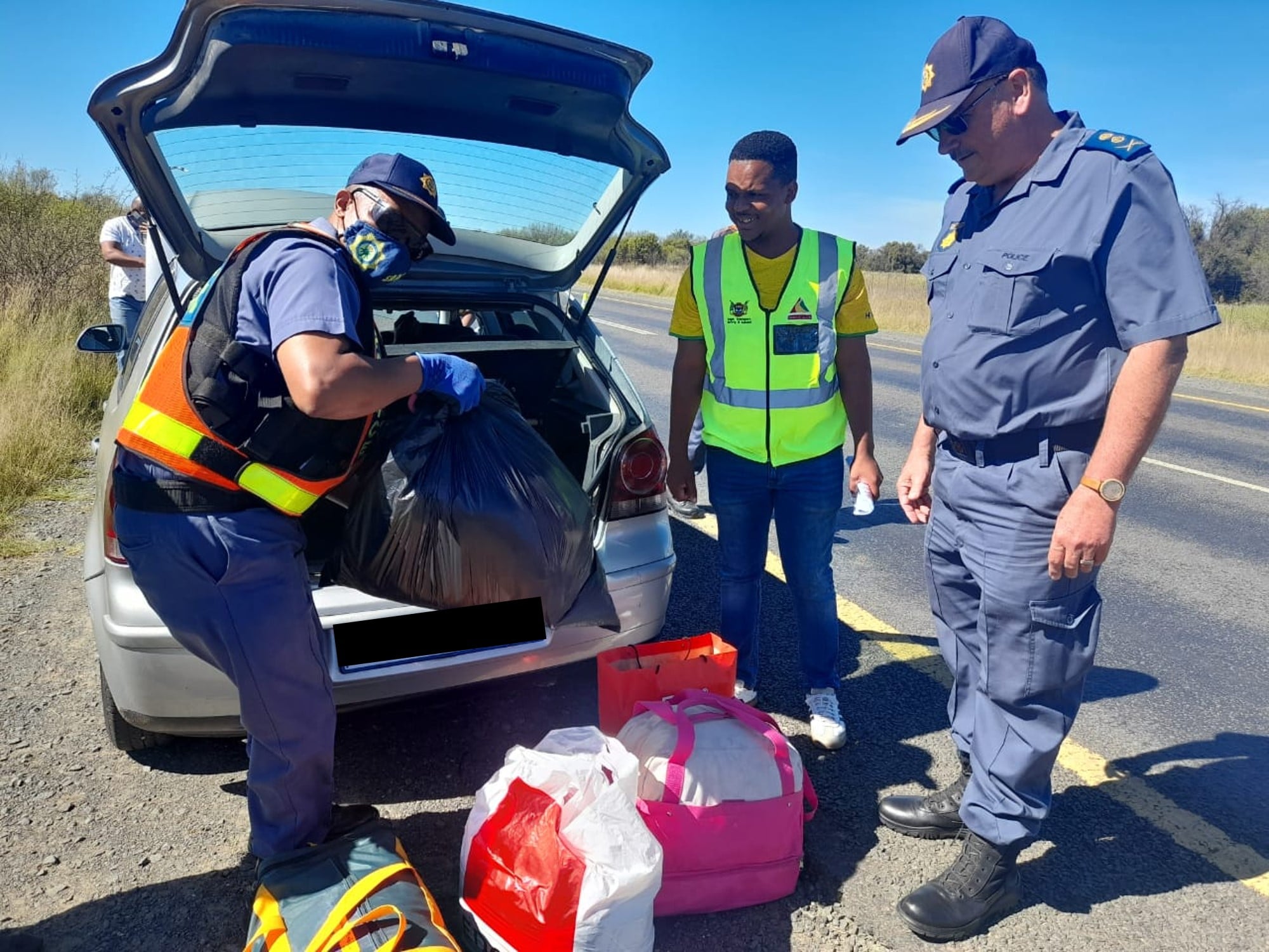 Kimberley SAPS conducts Easter cross border roadblock