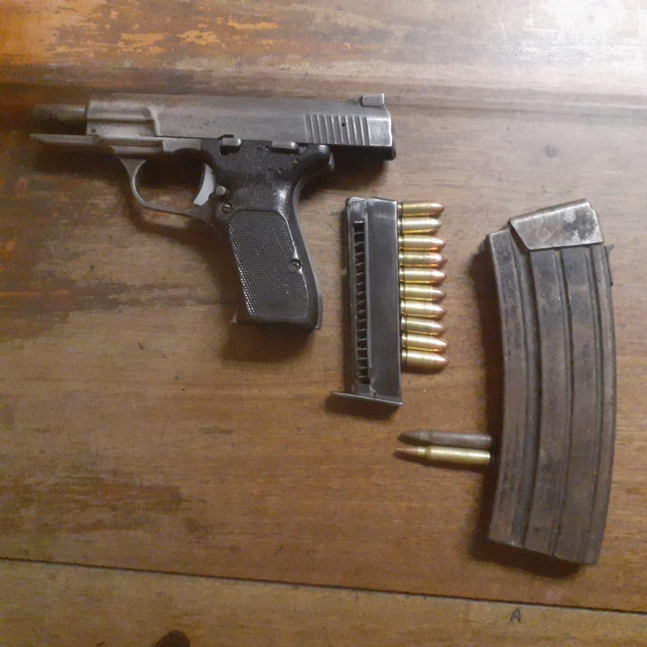 Suspects arrested in possession of unlicensed firearms and ammunition.