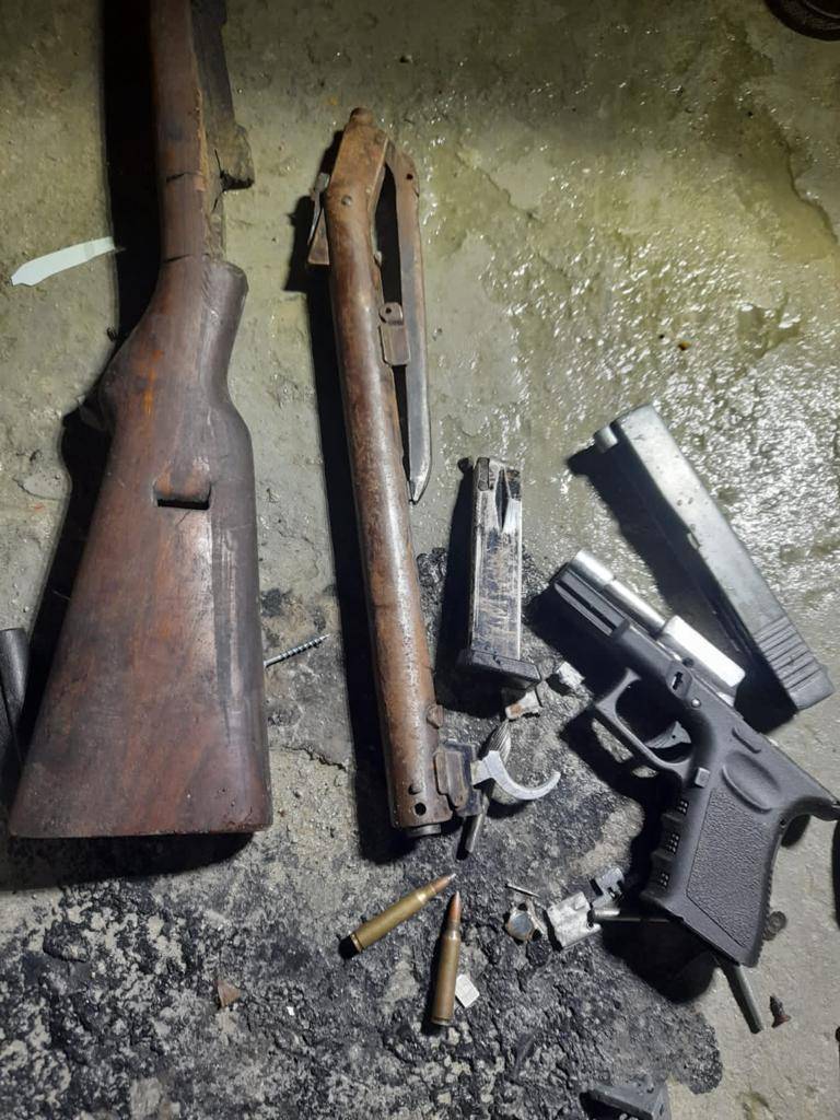 National Intervention Unit members arrest suspect with an assault rifle, four more arrested
