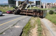 Traffic delays after a truck rollover on the N1 north Beyers Naude offramp