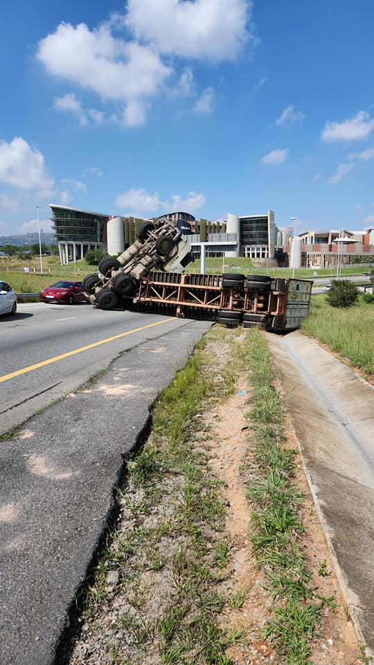 Traffic delays after a truck rollover on the N1 north Beyers Naude offramp
