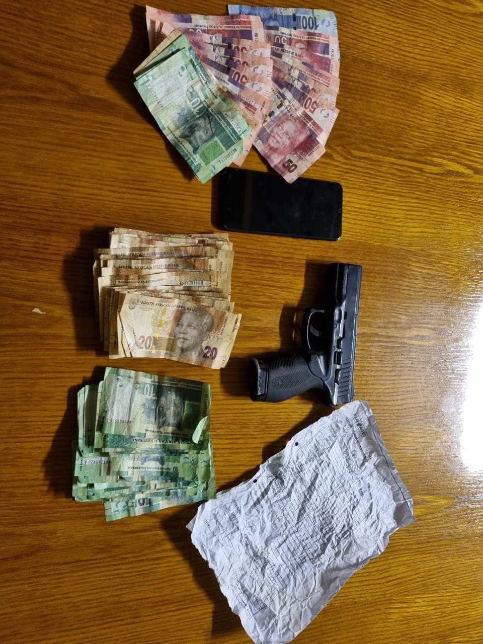 Police arrest suspects shortly after business robbery