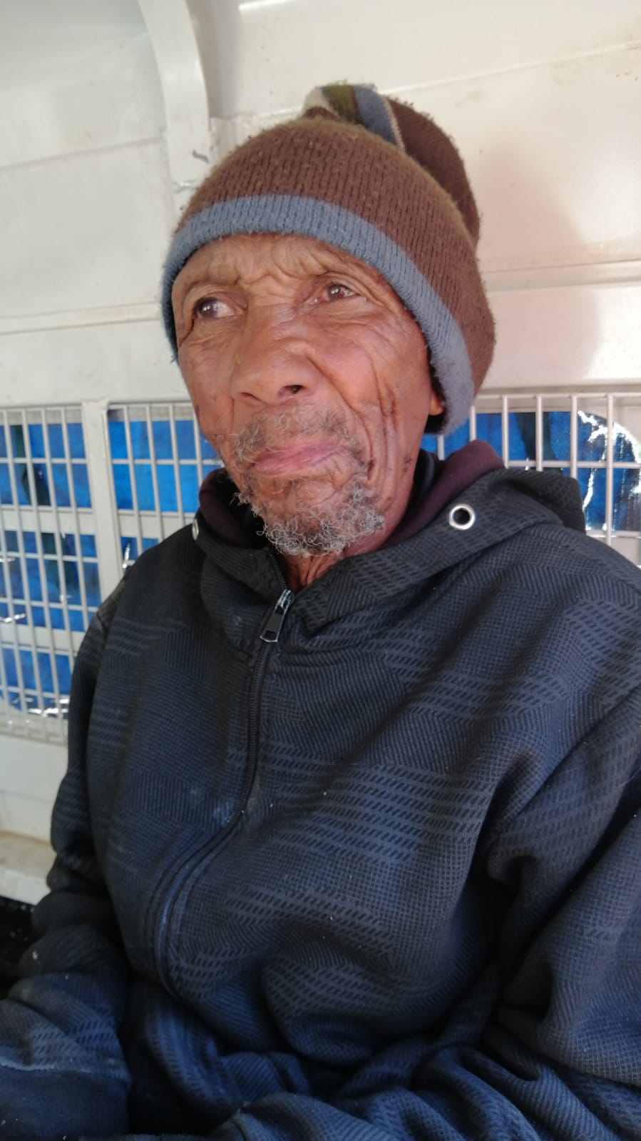 Mangaung SAPS are seeking assistance in finding the relatives of an elderly man who seems to have forgotten his way home