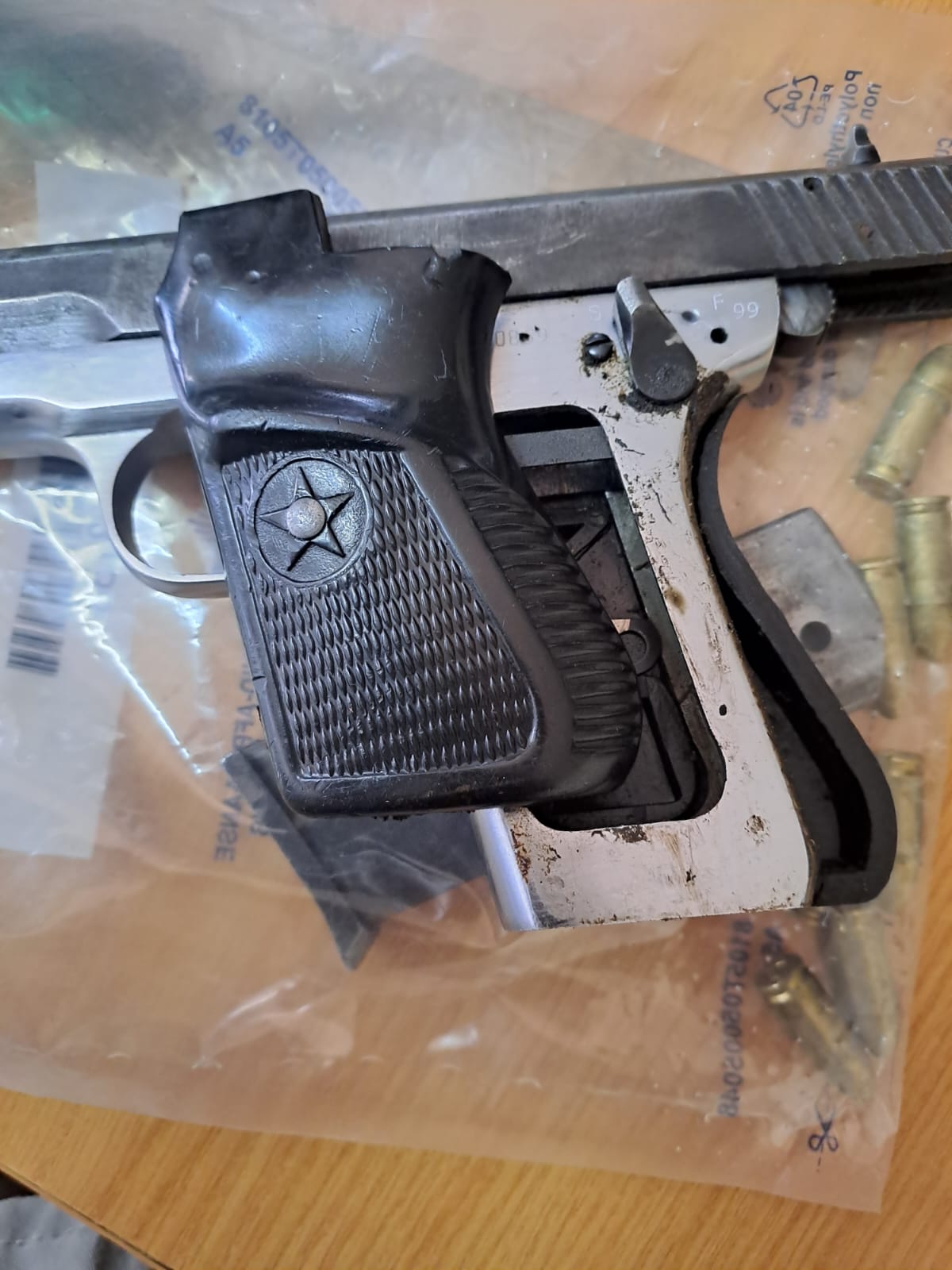 Four robbery suspects caught by police whilst allegedly robbing a supermarket, three pistols with ammunition confiscated