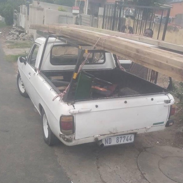 Thieves flee in a idling bakkie in Waterloo