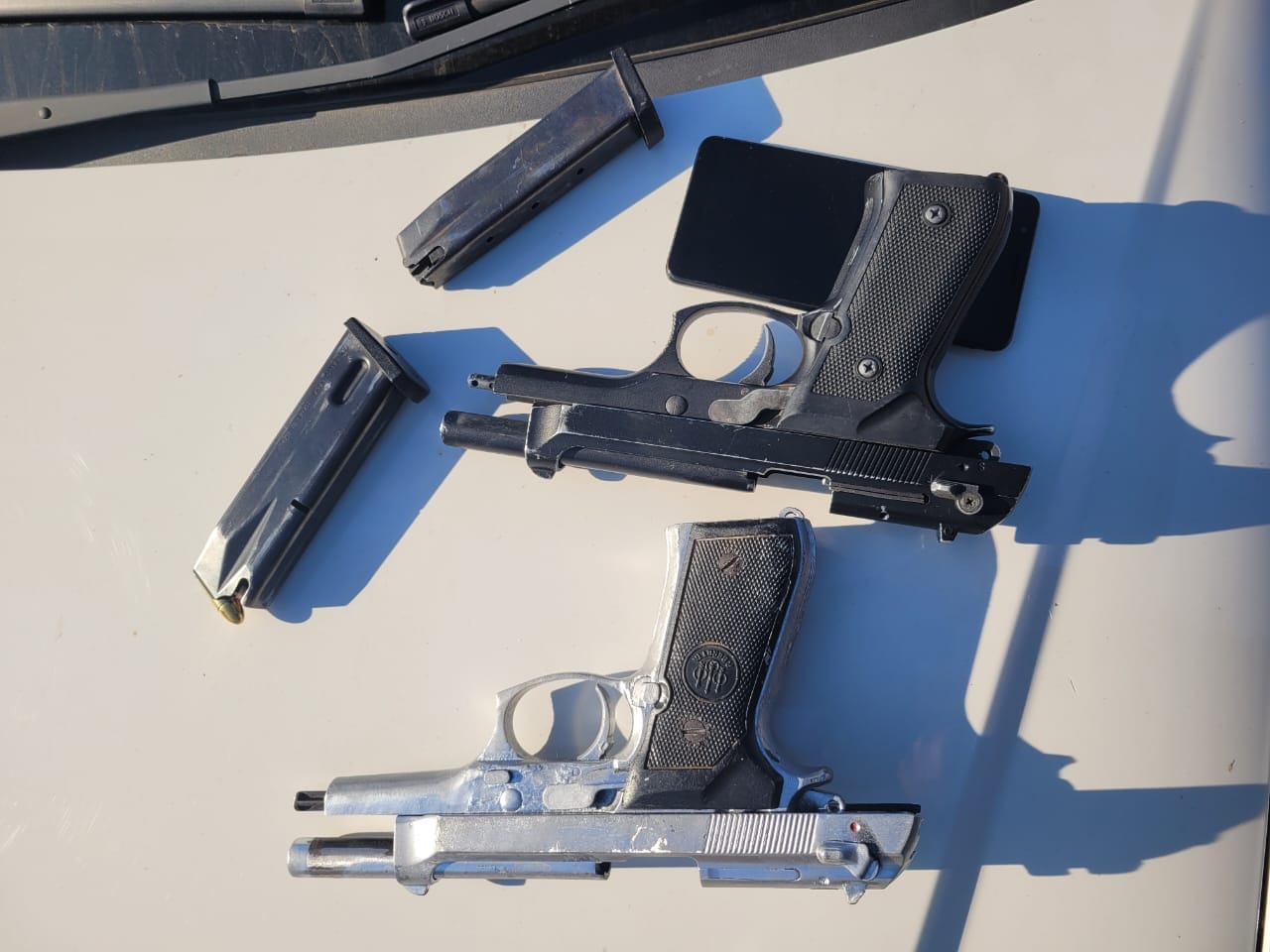 Suspect arrested for robbery and the possesion of 2 illegal firearms