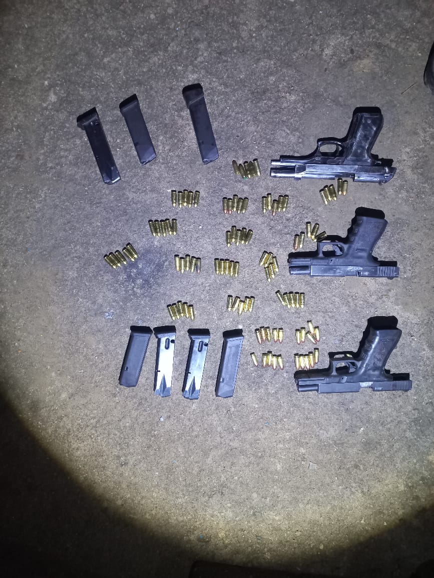 One suspect fatally wounded and three unlicensed firearms, scores of ammunition recovered following a shootout between the police and the suspects in Ekurhuleni