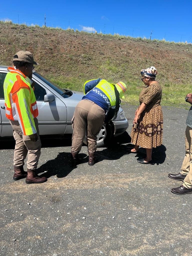 MEC MaQueen Letsoha-Mathae passed by N8 roadblock on her way to Ladybrand