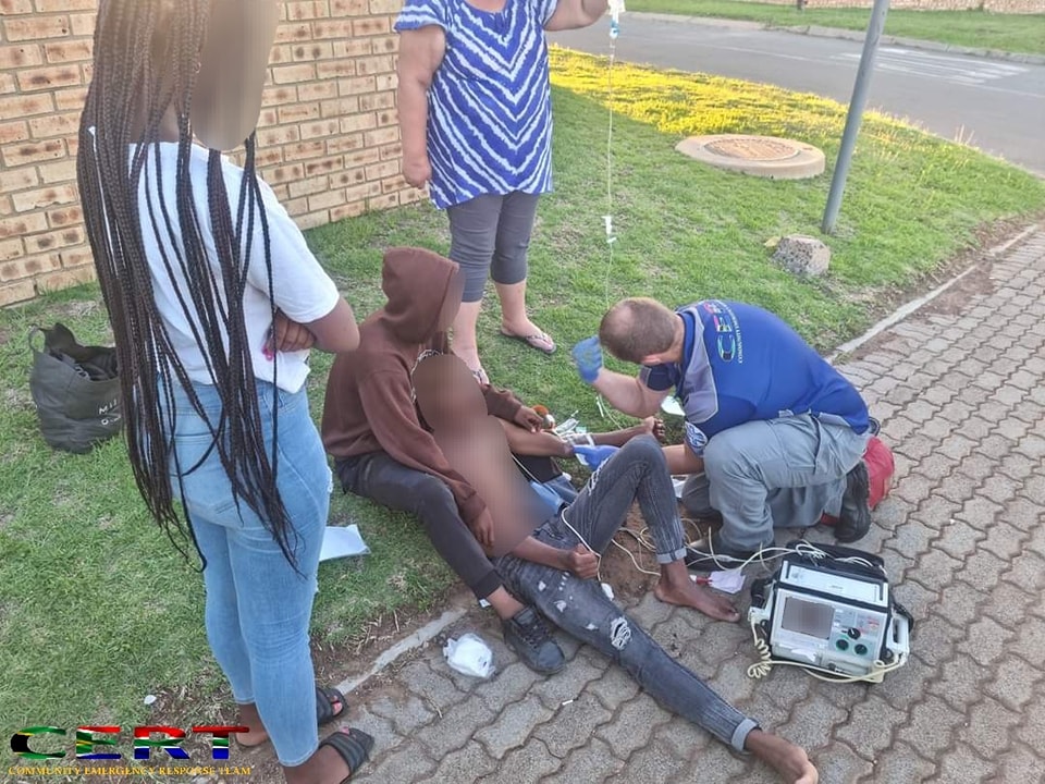 Paramedics in Vaal respond to man who collapsed next to the road