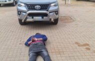 Police apprehend a 33-year-old suspect for vehicle smuggling attempt