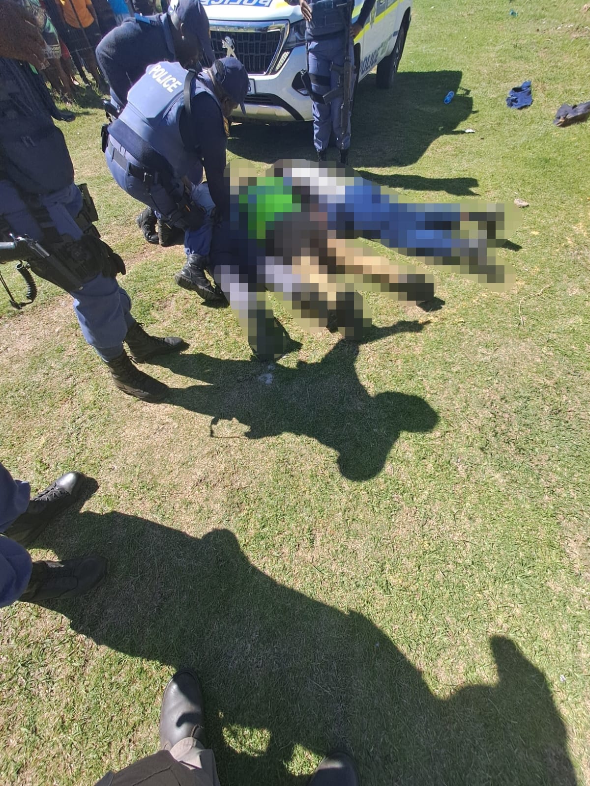 SAPS Vereeniging chased a vehicle that was involved in hijacking cases and house break-ins and arrested five suspects