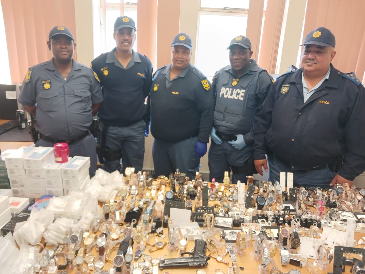 Paarl police arrest four suspects on a charge of robbery