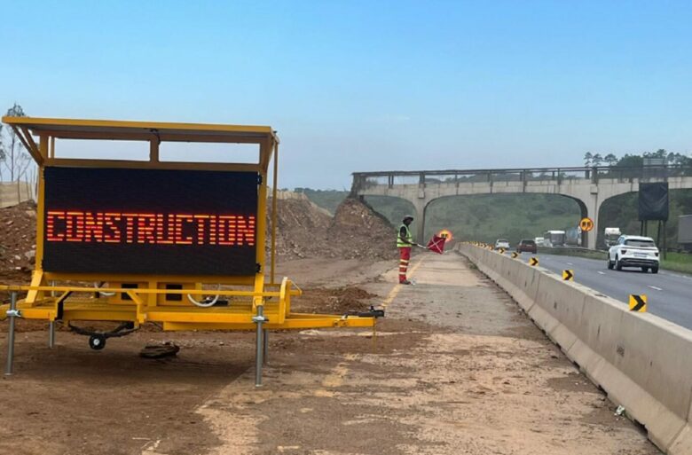 Maintenance work at the Indezi River Bridge