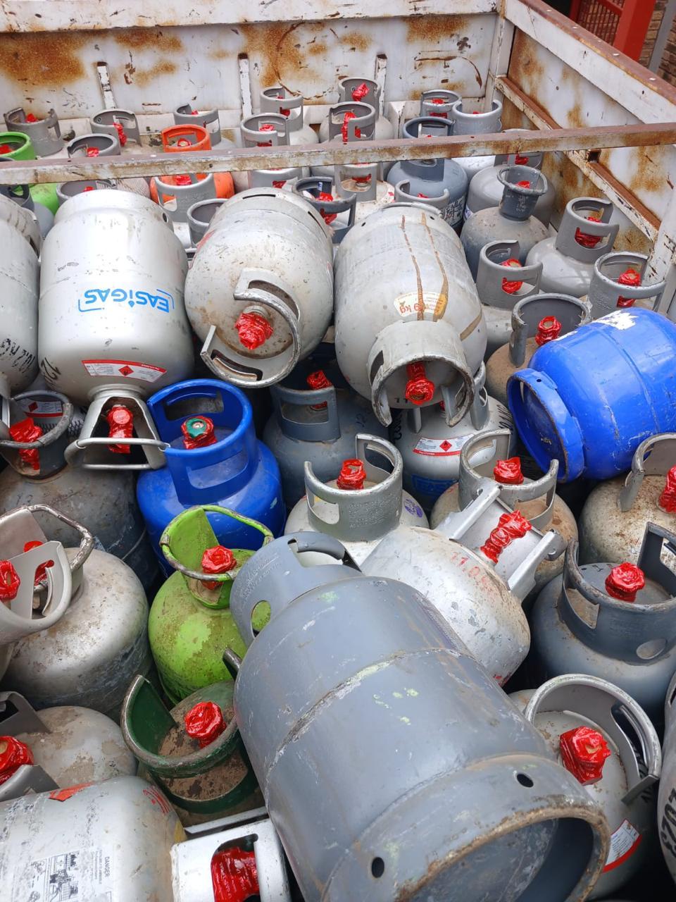 Upington border police confiscate illegally filled gas cylinders