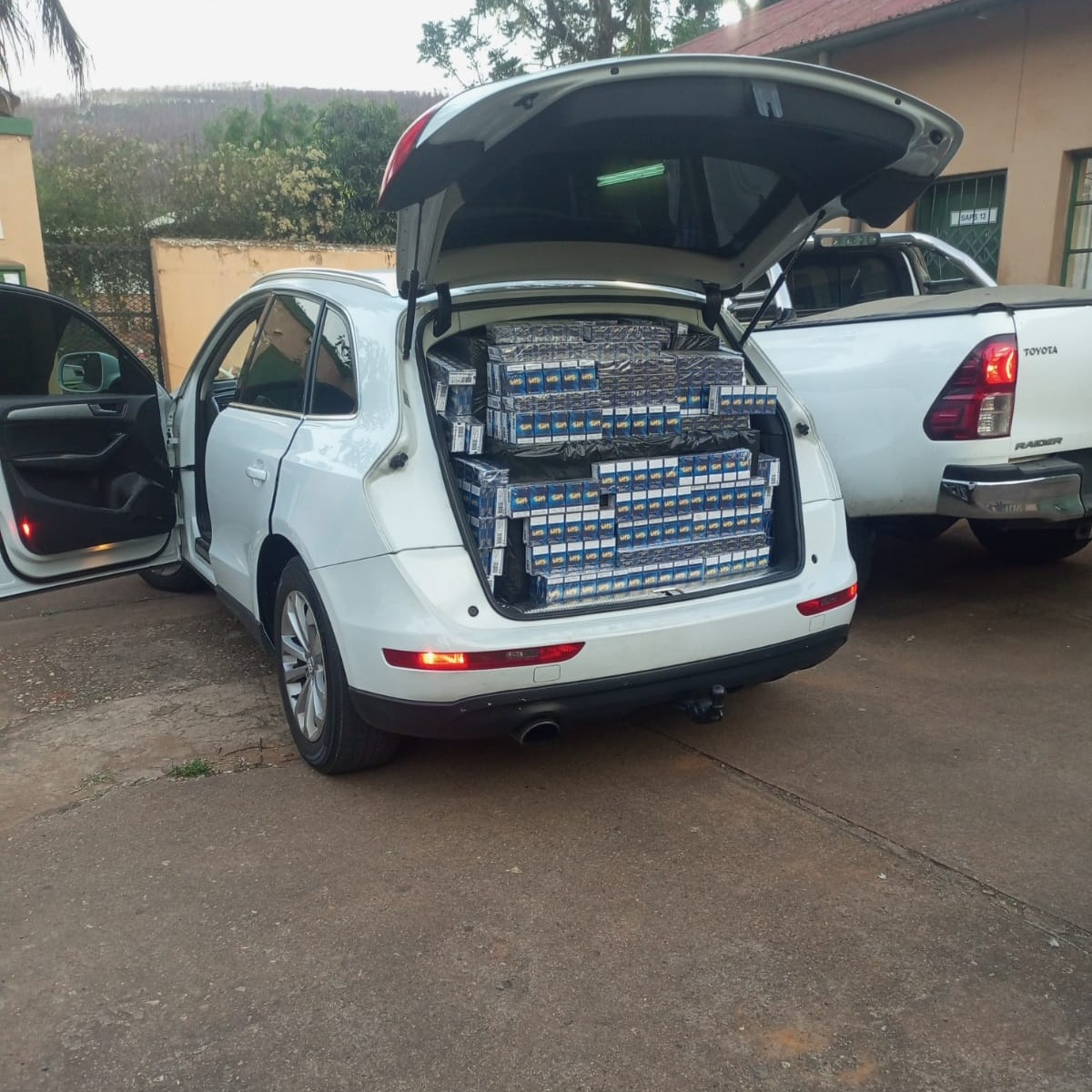 Foreign national suspect intercepted in Modjadjiskloof transporting over R100 000 worth of illicit cigarettes