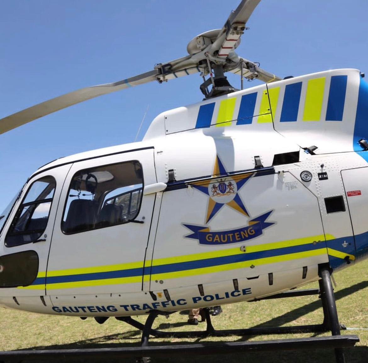 Suspects arrested after fleeing from vehicle with false registration plates