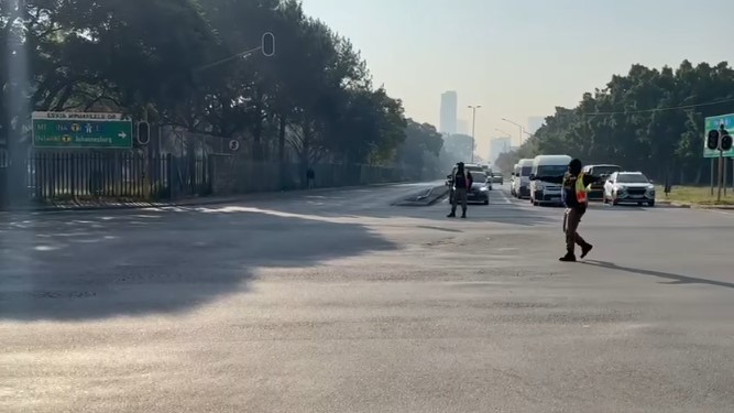 Tshwane traffic officials managing traffic flow due to a power outage in the CBD