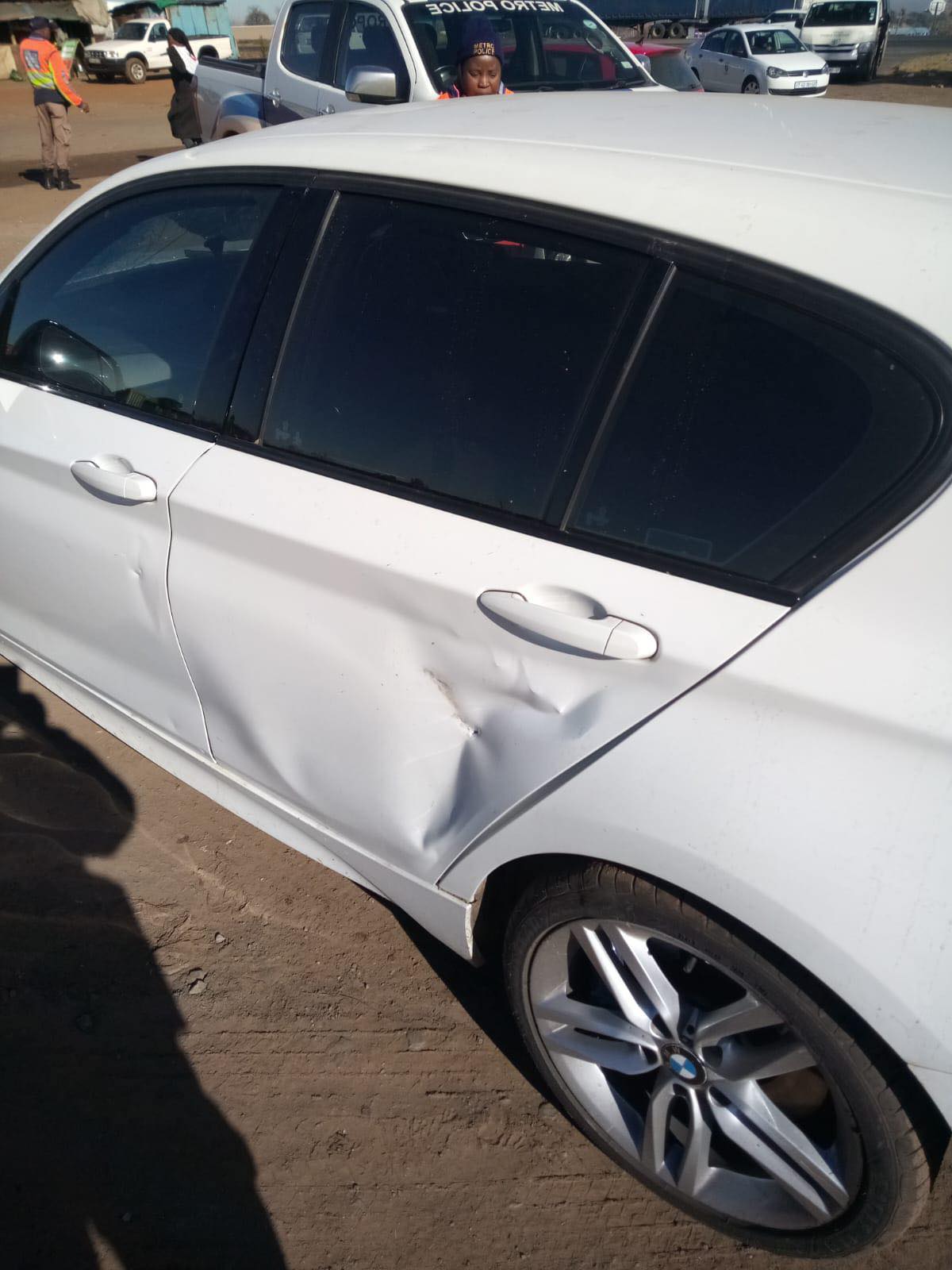 Violent protestors at Lindelani have thrown rocks at a EMPD vehicle and assaulted a uniformed Officer