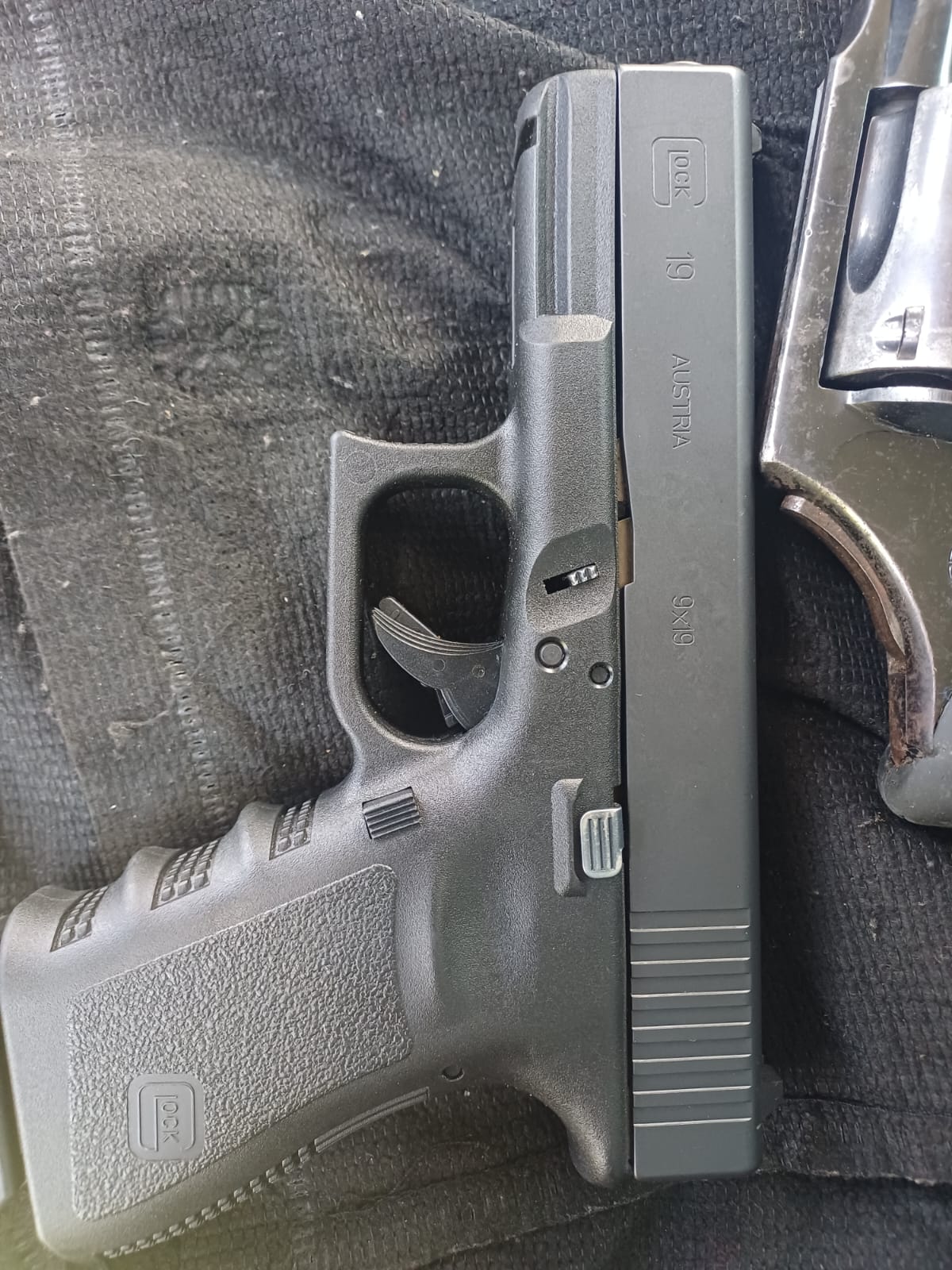 Police detain suspects for the illegal possession of firearms