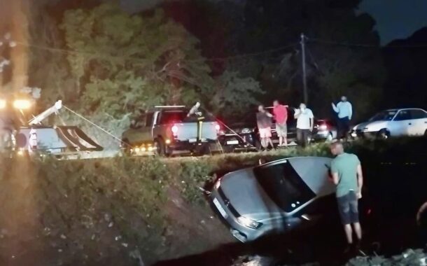 Vehicle Lands In Ditch: Phoenix - KZN