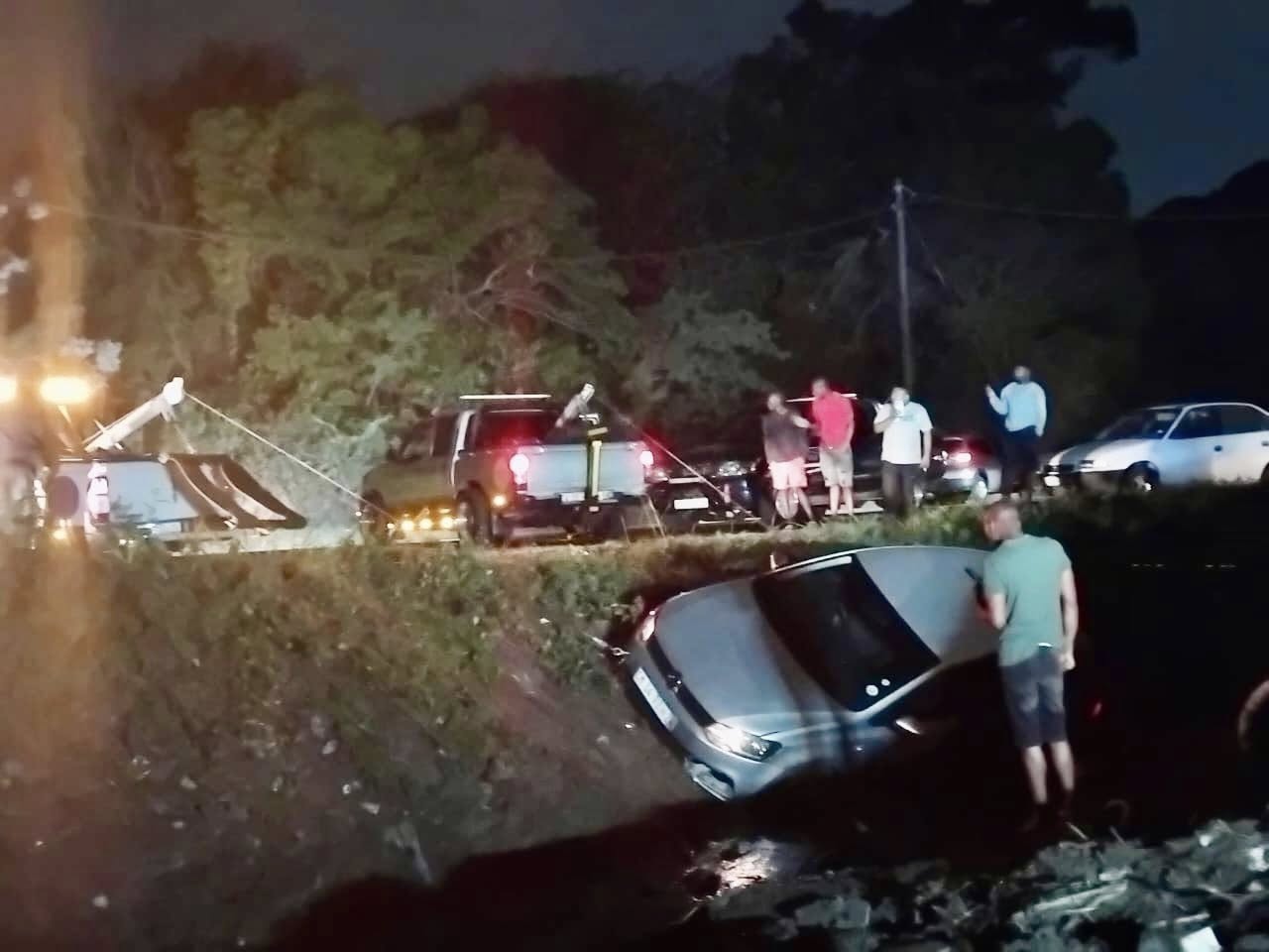 Vehicle Lands In Ditch: Phoenix - KZN
