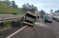 11 learners and 2 adults have been injured when a minibus taxi overturned on the N3 Southbound