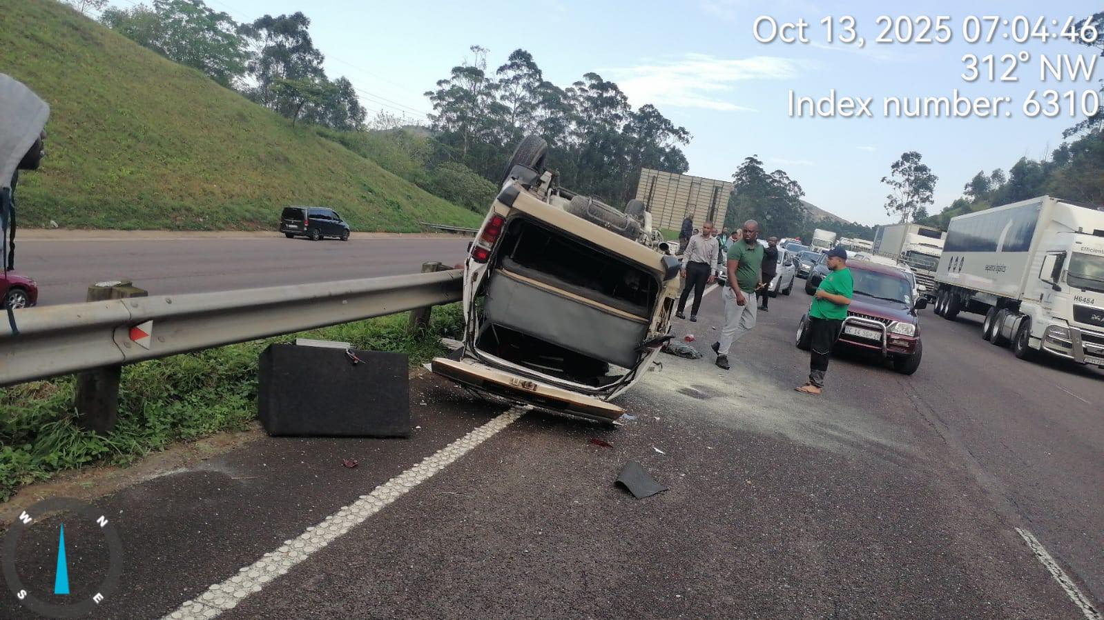 11 learners and 2 adults have been injured when a minibus taxi overturned on the N3 Southbound