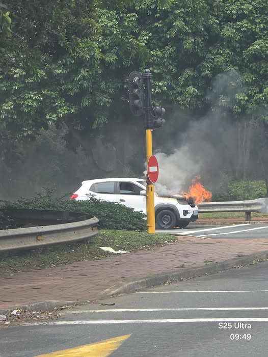 A vehicle fire has been reported on Umhlanga Rocks Drive near M41
