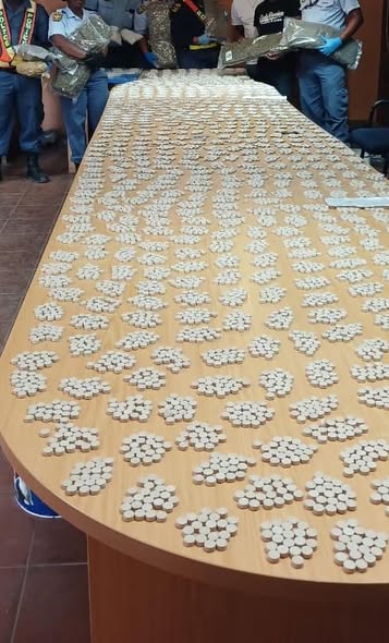 Groblershoop police arrest drug dealer at a roadblock while transporting drugs
