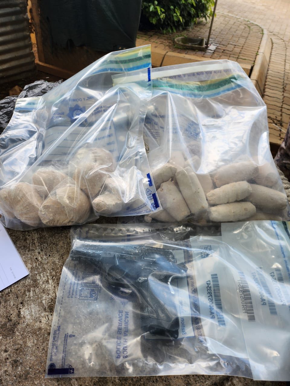 Suspects arrested for possession and dealing in illicit substances and possession of unlicensed firearms, in the Rondebult area